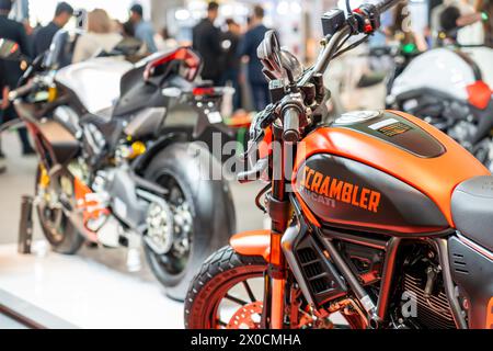 Rot-orangefarbenes Ducati Scrambler-Motorrad. Thailand, Bangkok, 14. märz 2024. Stockfoto