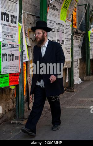 Ost-Jerusalem, Israel. Oktober 2010. Jüdischer orthodoxer Mann spaziert in der Altstadt von Jerusalem. In der jüdischen Tradition wird die Westmauer als Überbleibsel des Heiligen Tempels und das geheimste Ziel der Wallfahrt angesehen. Quelle: SOPA Images Limited/Alamy Live News Stockfoto