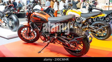 Rot-orangefarbenes Ducati Scrambler-Motorrad. Thailand, Bangkok, 14. märz 2024. Stockfoto
