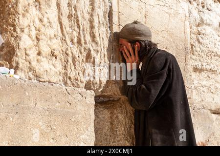 Ost-Jerusalem, Israel. Oktober 2010. Jüdischer Mann betet an der Westmauer in der Altstadt von Jerusalem. In der jüdischen Tradition wird die Westmauer als Überbleibsel des Heiligen Tempels und das geheimste Ziel der Wallfahrt angesehen. Quelle: SOPA Images Limited/Alamy Live News Stockfoto