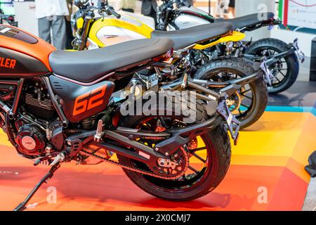 Rot-orangefarbenes Ducati Scrambler-Motorrad. Thailand, Bangkok, 14. märz 2024. Stockfoto
