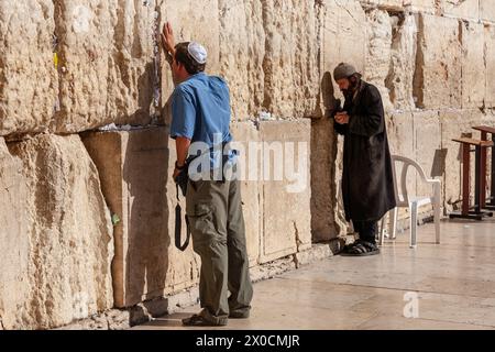 Ost-Jerusalem, Israel. Oktober 2010. Jüdische Männer beten an der Westmauer in der Altstadt von Jerusalem. In der jüdischen Tradition wird die Westmauer als Überbleibsel des Heiligen Tempels und das geheimste Ziel der Wallfahrt angesehen. Quelle: SOPA Images Limited/Alamy Live News Stockfoto