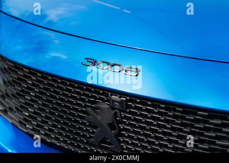 Kiew, Ukraine - 11,04 2024: Blue Peugeot 308 neues Hybrid-Elektroauto mit modernem Logo Stockfoto