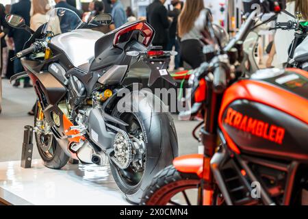 Rot-orangefarbenes Ducati Scrambler-Motorrad. Thailand, Bangkok, 14. märz 2024. Stockfoto