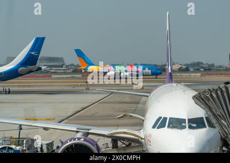 Emirates a380 Lackierung mit airbus a320 HK Express. Thailand, Bangkok Suvarnabhumi Flughafen. 17. januar 2024. Stockfoto