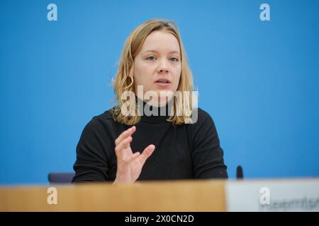 Carla Reemtsma, eine der Sprecher / Sprecherin von Fridays for Future Foto vom 11.04.2024 in der Bundespressekonferenz in Berlin zum Thema Kuerzungen abwenden, Zukunftsinvestitionen sichergestellt: Für einen Kurswechsel in der Finanz- und Haushaltspolitik . Siehe epd-Meldung vom 11.04.2024 NUR REDAKTIONELLE VERWENDUNG *** Carla Reemtsma, eine der Sprecherinnen von Fridays for Future Foto vom 11. April 2024 auf der Bundespressekonferenz in Berlin zum Thema Kürzungen vermeiden, Sicherung von Investitionen in die Zukunft für einen Kurswechsel in der Finanz- und Haushaltspolitik siehe epd-Bericht vom 11. April Stockfoto