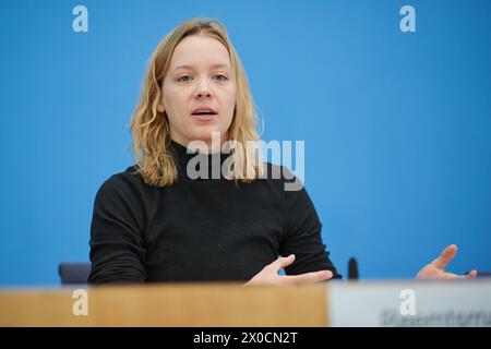 Carla Reemtsma, eine der Sprecher / Sprecherin von Fridays for Future Foto vom 11.04.2024 in der Bundespressekonferenz in Berlin zum Thema Kuerzungen abwenden, Zukunftsinvestitionen sichergestellt: Für einen Kurswechsel in der Finanz- und Haushaltspolitik . Siehe epd-Meldung vom 11.04.2024 NUR REDAKTIONELLE VERWENDUNG *** Carla Reemtsma, eine der Sprecherinnen von Fridays for Future Foto vom 11. April 2024 auf der Bundespressekonferenz in Berlin zum Thema Kürzungen vermeiden, Sicherung von Investitionen in die Zukunft für einen Kurswechsel in der Finanz- und Haushaltspolitik siehe epd-Bericht vom 11. April Stockfoto