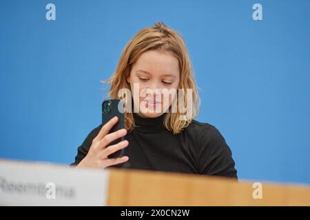 Carla Reemtsma, eine der Sprecher / Sprecherin von Fridays for Future Foto vom 11.04.2024 in der Bundespressekonferenz in Berlin zum Thema Kuerzungen abwenden, Zukunftsinvestitionen sichergestellt: Für einen Kurswechsel in der Finanz- und Haushaltspolitik . Siehe epd-Meldung vom 11.04.2024 NUR REDAKTIONELLE VERWENDUNG *** Carla Reemtsma, eine der Sprecherinnen von Fridays for Future Foto vom 11. April 2024 auf der Bundespressekonferenz in Berlin zum Thema Kürzungen vermeiden, Sicherung von Investitionen in die Zukunft für einen Kurswechsel in der Finanz- und Haushaltspolitik siehe epd-Bericht vom 11. April Stockfoto