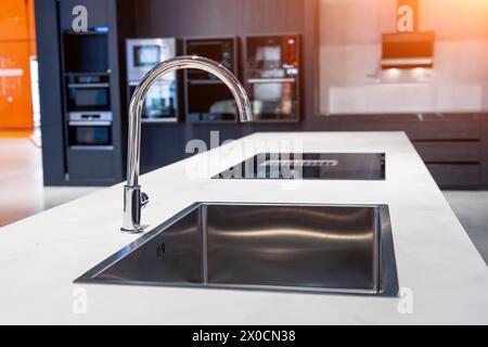 Küchenmischer. Wasserhahn aus Chrom-Material Stockfoto