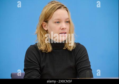 Carla Reemtsma, eine der Sprecher / Sprecherin von Fridays for Future Foto vom 11.04.2024 in der Bundespressekonferenz in Berlin zum Thema Kuerzungen abwenden, Zukunftsinvestitionen sichergestellt: Für einen Kurswechsel in der Finanz- und Haushaltspolitik . Siehe epd-Meldung vom 11.04.2024 NUR REDAKTIONELLE VERWENDUNG *** Carla Reemtsma, eine der Sprecherinnen von Fridays for Future Foto vom 11. April 2024 auf der Bundespressekonferenz in Berlin zum Thema Kürzungen vermeiden, Sicherung von Investitionen in die Zukunft für einen Kurswechsel in der Finanz- und Haushaltspolitik siehe epd-Bericht vom 11. April Stockfoto