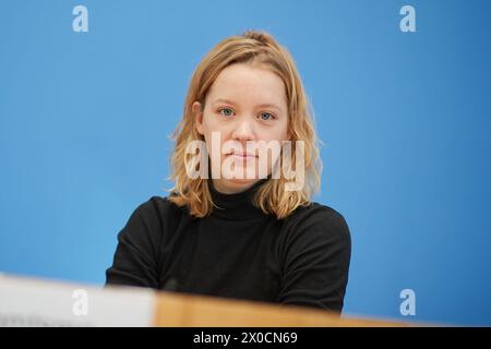 Carla Reemtsma, eine der Sprecher / Sprecherin von Fridays for Future Foto vom 11.04.2024 in der Bundespressekonferenz in Berlin zum Thema Kuerzungen abwenden, Zukunftsinvestitionen sichergestellt: Für einen Kurswechsel in der Finanz- und Haushaltspolitik . Siehe epd-Meldung vom 11.04.2024 NUR REDAKTIONELLE VERWENDUNG *** Carla Reemtsma, eine der Sprecherinnen von Fridays for Future Foto vom 11. April 2024 auf der Bundespressekonferenz in Berlin zum Thema Kürzungen vermeiden, Sicherung von Investitionen in die Zukunft für einen Kurswechsel in der Finanz- und Haushaltspolitik siehe epd-Bericht vom 11. April Stockfoto