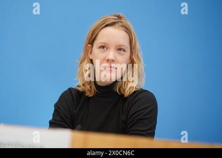 Carla Reemtsma, eine der Sprecher / Sprecherin von Fridays for Future Foto vom 11.04.2024 in der Bundespressekonferenz in Berlin zum Thema Kuerzungen abwenden, Zukunftsinvestitionen sichergestellt: Für einen Kurswechsel in der Finanz- und Haushaltspolitik . Siehe epd-Meldung vom 11.04.2024 NUR REDAKTIONELLE VERWENDUNG *** Carla Reemtsma, eine der Sprecherinnen von Fridays for Future Foto vom 11. April 2024 auf der Bundespressekonferenz in Berlin zum Thema Kürzungen vermeiden, Sicherung von Investitionen in die Zukunft für einen Kurswechsel in der Finanz- und Haushaltspolitik siehe epd-Bericht vom 11. April Stockfoto