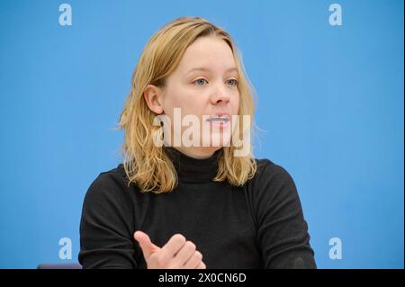 Carla Reemtsma, eine der Sprecher / Sprecherin von Fridays for Future Foto vom 11.04.2024 in der Bundespressekonferenz in Berlin zum Thema Kuerzungen abwenden, Zukunftsinvestitionen sichergestellt: Für einen Kurswechsel in der Finanz- und Haushaltspolitik . Siehe epd-Meldung vom 11.04.2024 NUR REDAKTIONELLE VERWENDUNG *** Carla Reemtsma, eine der Sprecherinnen von Fridays for Future Foto vom 11. April 2024 auf der Bundespressekonferenz in Berlin zum Thema Kürzungen vermeiden, Sicherung von Investitionen in die Zukunft für einen Kurswechsel in der Finanz- und Haushaltspolitik siehe epd-Bericht vom 11. April Stockfoto