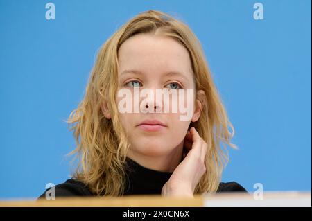 Carla Reemtsma, eine der Sprecher / Sprecherin von Fridays for Future Foto vom 11.04.2024 in der Bundespressekonferenz in Berlin zum Thema Kuerzungen abwenden, Zukunftsinvestitionen sichergestellt: Für einen Kurswechsel in der Finanz- und Haushaltspolitik . Siehe epd-Meldung vom 11.04.2024 NUR REDAKTIONELLE VERWENDUNG *** Carla Reemtsma, eine der Sprecherinnen von Fridays for Future Foto vom 11. April 2024 auf der Bundespressekonferenz in Berlin zum Thema Kürzungen vermeiden, Sicherung von Investitionen in die Zukunft für einen Kurswechsel in der Finanz- und Haushaltspolitik siehe epd-Bericht vom 11. April Stockfoto