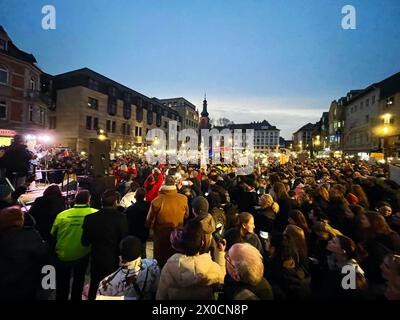 Bad Kreuznach, Deutschland, 30. Januar 2024. Hunderte von Menschen nehmen an der Demo unter dem Motto "Verteidigung der Demokratie" Teil. Stockfoto