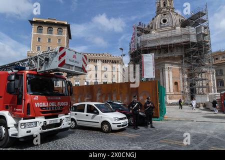 Rom, Italien. April 2024. Feuerwehrleute kommen auf der Protestseite an (Foto: © Matteo Nardone/Pacific Press via ZUMA Press Wire) NUR REDAKTIONELLE VERWENDUNG! Nicht für kommerzielle ZWECKE! Stockfoto