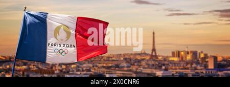 Französische Flagge mit Logo der olympischen Sommerspiele 2024 in Paris, Eiffelturm in Paris Frankreich Panoramahintergrund Stockfoto