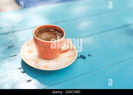 Ein köstlicher türkischer Kaffee auf einem blauen Holztisch im Café, Nahaufnahme, Fotos im Freien Stockfoto