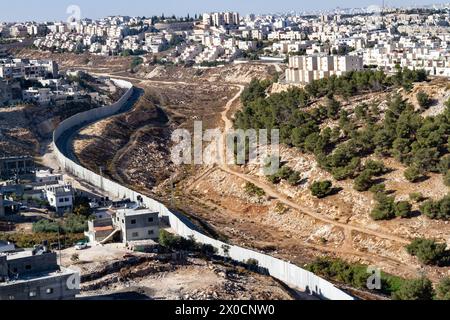 Ost-Jerusalem, Jerusalem, Israel. November 2010. Die Trennmauer zwischen dem Nordosten Jerusalems und Al-RAM im Westjordanland ist in Ost-Jerusalem zu sehen. Die Mauer wurde von der israelischen Regierung nach dem palästinensischen Aufstand (zweite Intifada) errichtet, der 2000 begann. Sie trennt das besetzte Westjordanland von Israel. In Jerusalem besteht die Mauer hauptsächlich aus Betonblöcken, die an einigen Stellen 9 Meter hoch sind. Israel nennt es die Sicherheitsbarriere. (Credit Image: © Dominika Zarzycka/SOPA images via ZUMA Press Wire) NUR REDAKTIONELLE VERWENDUNG! Nicht für kommerzielle ZWECKE! Stockfoto