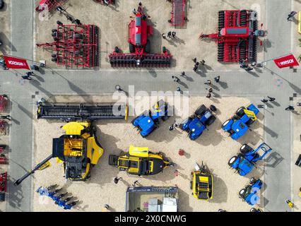 Leipzig, Deutschland. April 2024. Besucher laufen über den Außenbereich der Landwirtschaftsmesse „agra“. Vom 11. Bis 14. April zeigen gut eintausend Aussteller alles, was mit der Landwirtschaft zu tun hat. Auf einer Ausstellungsfläche von 115.000 Quadratmetern sind modernste Land- und forstwirtschaftliche Technik und über 1.100 Tiere zu sehen. Die Messe findet alle zwei Jahre statt. (Luftaufnahme mit Drohne) Credit: Jan Woitas/dpa/Alamy Live News Stockfoto