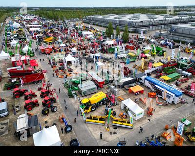 Leipzig, Deutschland. April 2024. Zahlreiche Besucher spazieren durch den Außenbereich der Landwirtschaftsmesse „agra“. Vom 11. Bis 14. April zeigen gut eintausend Aussteller alles, was mit der Landwirtschaft zu tun hat. Auf einer Ausstellungsfläche von 115.000 Quadratmetern sind modernste Land- und forstwirtschaftliche Technik und über 1.100 Tiere zu sehen. Die Messe findet alle zwei Jahre statt. (Luftaufnahme mit Drohne) Credit: Jan Woitas/dpa/Alamy Live News Stockfoto