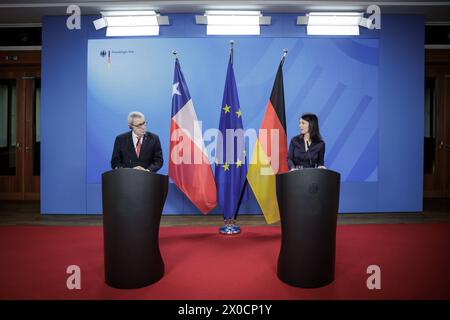 Annalena Baerbock, Bundesaussenministerin, und Alberto van Klaveren Stork, Aussenminister von Chile, aufgenommen im Rahmen einer Pressekonferenz nach dem gemeinsamen gespraech in Berlin, 11.04.2024. Fotografiert im Auftrag des Auswaertigen Amtes. Berlin Deutschland *** Annalena Baerbock, Bundesaußenministerin, und Alberto van Klaveren Stork, Außenminister Chiles, auf einer Pressekonferenz nach den gemeinsamen Gesprächen in Berlin, 11 04 2024 fotografiert im Auftrag des Auswärtigen Amtes Berlin Deutschland Copyright: xJaninexSchmitzxAAxphotothek.dex Stockfoto