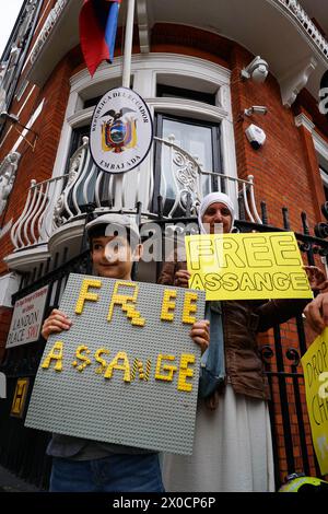 London, Großbritannien. April 2024. Protest für Julian Assange in der ecuadorianischen Botschaft in London an dem Tag, an dem die Botschaft fünf Jahre vergangen ist, seit die Botschaft seine Gefangennahme und Inhaftierung erlaubte. Quelle: Atlantico Press/Alamy Live News Stockfoto