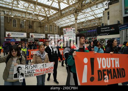 London, Großbritannien. April 2024. Jugendanforderung, eine Gruppe, die sich aus Mitgliedern von Just Stop Oil zusammensetzt, protestiert gegen ein Ende des Völkermords in Palästina. Der marsch ging durch das Zentrum Londons und hinein- und aus mehreren U-Bahnhöfen mit gesungenen Leuten. Quelle: Atlantico Press/Alamy Live News Stockfoto