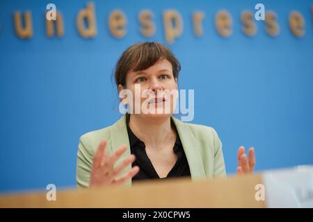 Stefanie Langkamp, Geschaeftsfuehrerin Politik der Klima-Allianz Deutschland Foto vom 11.04.2024 in der Bundespressekonferenz in Berlin zum Thema Kuerzungen abwenden, Zukunftsinvestitionen sichergestellt: Für einen Kurswechsel in der Finanz- und Haushaltspolitik. Siehe epd-Meldung vom 11.04.2024 NUR REDAKTIONELLE VERWENDUNG *** Stefanie Langkamp, Leiterin Politik bei der Klimaallianz Deutschland Foto vom 11. April 2024 auf der Bundespressekonferenz in Berlin zum Thema Abwendung von Kürzungen, Sicherstellung künftiger Investitionen für einen Kurswechsel in der Finanz- und Haushaltspolitik siehe Bericht der epd vom 11. April Stockfoto