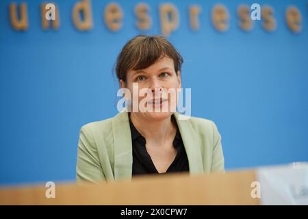 Stefanie Langkamp, Geschaeftsfuehrerin Politik der Klima-Allianz Deutschland Foto vom 11.04.2024 in der Bundespressekonferenz in Berlin zum Thema Kuerzungen abwenden, Zukunftsinvestitionen sichergestellt: Für einen Kurswechsel in der Finanz- und Haushaltspolitik. Siehe epd-Meldung vom 11.04.2024 NUR REDAKTIONELLE VERWENDUNG *** Stefanie Langkamp, Leiterin Politik bei der Klimaallianz Deutschland Foto vom 11. April 2024 auf der Bundespressekonferenz in Berlin zum Thema Abwendung von Kürzungen, Sicherstellung künftiger Investitionen für einen Kurswechsel in der Finanz- und Haushaltspolitik siehe Bericht der epd vom 11. April Stockfoto