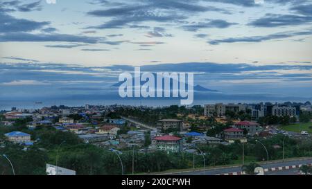 Mount Victoria von Kamerun von Malabo aus gesehen. Gegen den Himmel bei Sonnenuntergang in Malabo, Äquatorialguinea. Stockfoto