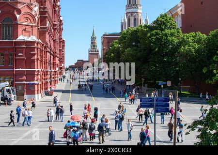 Moskau, Russland - 26. Mai 2018: Einheimische und Touristen sonnen sich in der Sonne und genießen eine lebhafte Atmosphäre, umgeben von Moskaus berühmter Architektur. Stockfoto