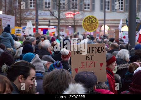 Bad Kreuznach, Deutschland, 30. Januar 2024. Hunderte von Menschen nehmen an der Demo unter dem Motto "Verteidigung der Demokratie" Teil. Stockfoto