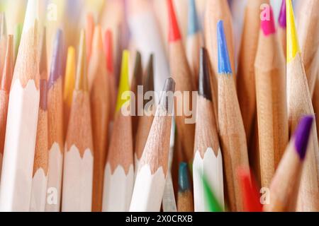 Ein Haufen mehrfarbiger Bleistifte, Nahaufnahme, selektiver Fokus, abstrakter Hintergrund der Kunstpädagogik Stockfoto