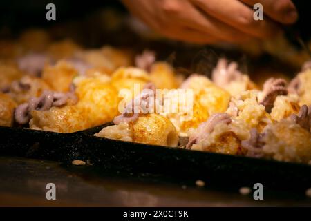 Authentische Takoyaki Bälle aus Osaka. Takoyaki ist ein japanisches Essen, das aus Weizenmehl und Oktopus hergestellt wird. Stockfoto