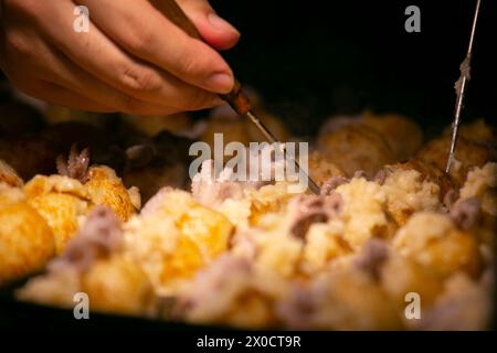 Authentische Takoyaki Bälle aus Osaka. Takoyaki ist ein japanisches Essen, das aus Weizenmehl und Oktopus hergestellt wird. Stockfoto