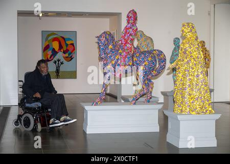 11/04/2024. London, UK Yinka Shonibare (Bild) mit den entkolonisierten Strukturen, 2022-2023. Suspended States ist die erste Einzelausstellung seit 20 Jahren mit Sanctury City und war Library von Yinka Shonibare in der Serpentine Gallery. Die Ausstellung findet vom 12. April bis 1. September 2024 statt. Foto: Ray Tang Stockfoto