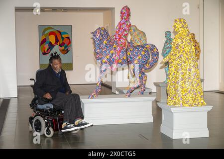 11/04/2024. London, UK Yinka Shonibare (Bild) mit den entkolonisierten Strukturen, 2022-2023. Suspended States ist die erste Einzelausstellung seit 20 Jahren mit Sanctury City und war Library von Yinka Shonibare in der Serpentine Gallery. Die Ausstellung findet vom 12. April bis 1. September 2024 statt. Foto: Ray Tang Stockfoto