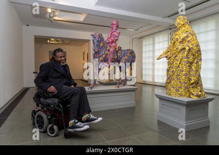 11/04/2024. London, UK Yinka Shonibare (Bild) mit den entkolonisierten Strukturen, 2022-2023. Suspended States ist die erste Einzelausstellung seit 20 Jahren mit Sanctury City und war Library von Yinka Shonibare in der Serpentine Gallery. Die Ausstellung findet vom 12. April bis 1. September 2024 statt. Foto: Ray Tang Stockfoto