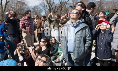 Menschen, die die Sonnenfinsternis in Montreal, Kanada, beobachten, April 2024 Stockfoto
