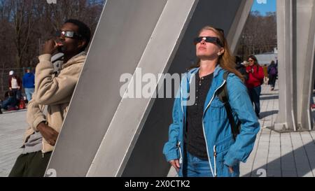 Menschen, die die Sonnenfinsternis in Montreal, Kanada, beobachten, April 2024 Stockfoto