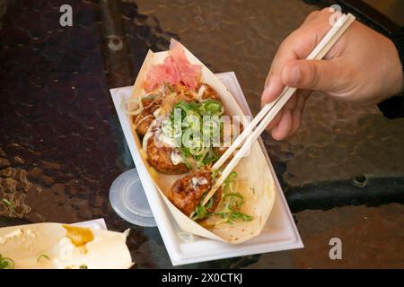 Authentische Takoyaki Bälle aus Osaka. Takoyaki ist ein japanisches Essen, das aus Weizenmehl und Oktopus hergestellt wird. Stockfoto