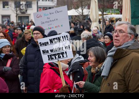 Bad Kreuznach, Deutschland, 30. Januar 2024. Hunderte von Menschen nehmen an der Demo unter dem Motto "Verteidigung der Demokratie" Teil. Stockfoto