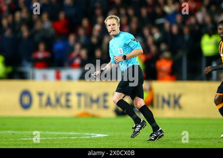 MKM Stadium, Hull, England - 10. April 2024 Schiedsrichter Gavin Ward - während des Spiels Hull City gegen Middlesbrough, Sky Bet Championship, 2023/24, MKM Stadium, Hull, England - 10. April 2024 Credit: Arthur Haigh/WhiteRosePhotos/Alamy Live News Stockfoto