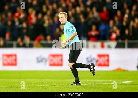 MKM Stadium, Hull, England - 10. April 2024 Schiedsrichter Gavin Ward - während des Spiels Hull City gegen Middlesbrough, Sky Bet Championship, 2023/24, MKM Stadium, Hull, England - 10. April 2024 Credit: Arthur Haigh/WhiteRosePhotos/Alamy Live News Stockfoto