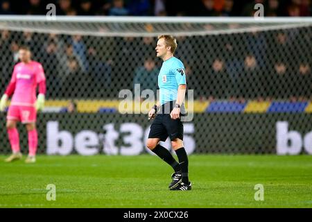 MKM Stadium, Hull, England - 10. April 2024 Schiedsrichter Gavin Ward - während des Spiels Hull City gegen Middlesbrough, Sky Bet Championship, 2023/24, MKM Stadium, Hull, England - 10. April 2024 Credit: Arthur Haigh/WhiteRosePhotos/Alamy Live News Stockfoto