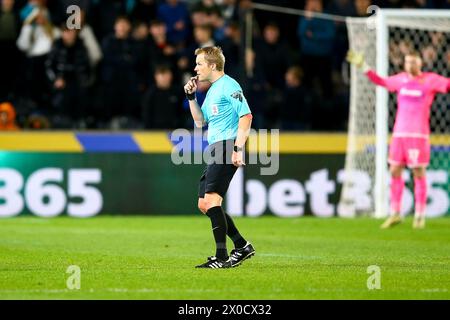 MKM Stadium, Hull, England - 10. April 2024 Schiedsrichter Gavin Ward - während des Spiels Hull City gegen Middlesbrough, Sky Bet Championship, 2023/24, MKM Stadium, Hull, England - 10. April 2024 Credit: Arthur Haigh/WhiteRosePhotos/Alamy Live News Stockfoto