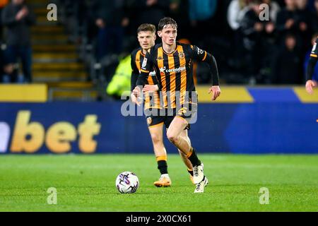 MKM Stadium, Hull, England - 10. April 2024 Tyler Morton (15) von Hull City läuft mit dem Ball - während des Spiels Hull City gegen Middlesbrough, Sky Bet Championship, 2023/24, MKM Stadium, Hull, England - 10. April 2024 Credit: Arthur Haigh/WhiteRosePhotos/Alamy Live News Stockfoto