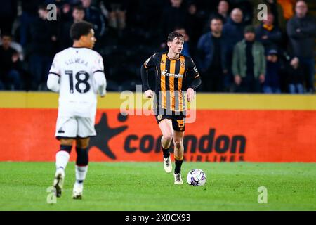 MKM Stadium, Hull, England - 10. April 2024 Tyler Morton (15) von Hull City läuft mit dem Ball - während des Spiels Hull City gegen Middlesbrough, Sky Bet Championship, 2023/24, MKM Stadium, Hull, England - 10. April 2024 Credit: Arthur Haigh/WhiteRosePhotos/Alamy Live News Stockfoto