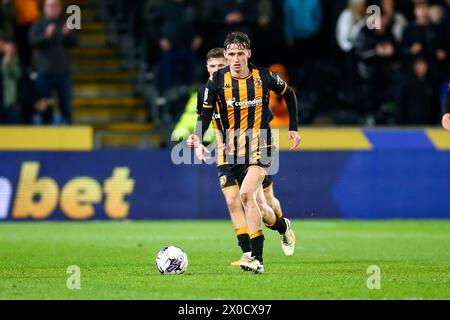 MKM Stadium, Hull, England - 10. April 2024 Tyler Morton (15) von Hull City läuft mit dem Ball - während des Spiels Hull City gegen Middlesbrough, Sky Bet Championship, 2023/24, MKM Stadium, Hull, England - 10. April 2024 Credit: Arthur Haigh/WhiteRosePhotos/Alamy Live News Stockfoto